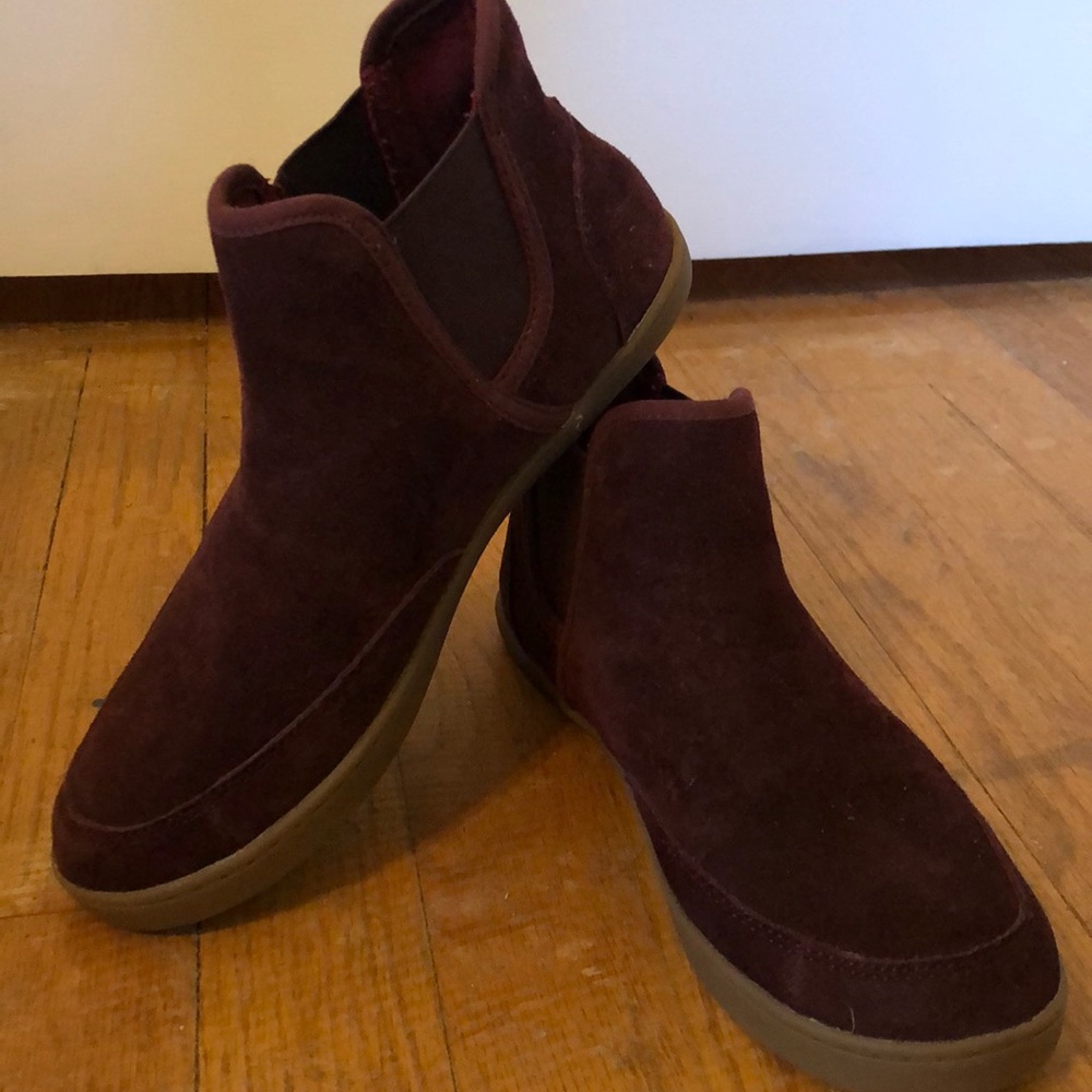 Sanuk 6.5 purple suede ankle boots. Practically new